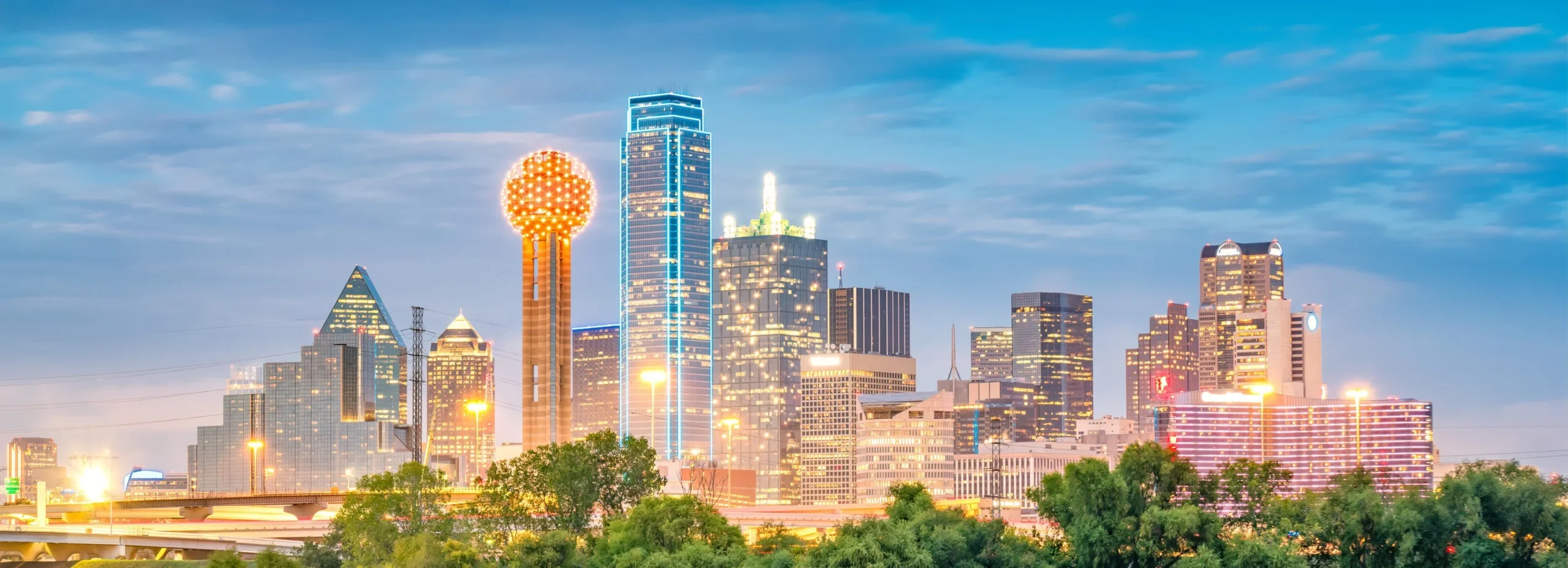 Dallas skyline at dusk showcasing the city’s modern skyscrapers and vibrant urban atmosphere, perfect for business travelers and event attendees exploring the city.